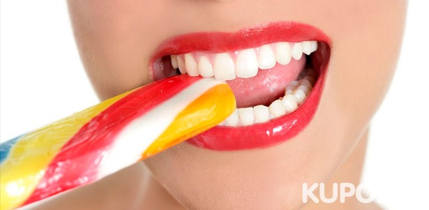 УЗ-чистка зубов с Air Flow, лечение поверхностного, среднего или глубокого кариеса в стоматологии «Омос». **Скидка до 63%**