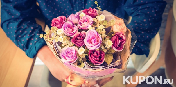 Букеты роз, ирисов, хризантем, тюльпанов в дизайнерской, крафт-бумаге и в шляпных коробках от компании Flowers Butik. Скидка до 70%