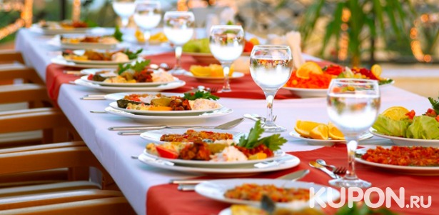 Скидка до 52% на банкет в ресторане «Юность»: салаты, горячее, десерты и напитки!