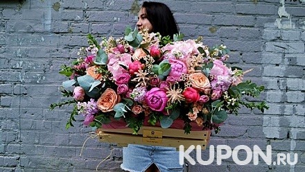Букет, цветочная композиция в шляпной коробке, корзина или ящик с цветами