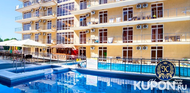 Проживание для двоих или троих в отеле «Константинополь Family»: уютные номера, трехразовое питание, бассейн и не только! **Скидка до 33%**