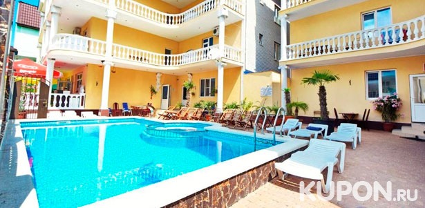 Отдых для двоих, троих или четверых в гостевом доме «Натела» в Кабардинке: уютные номера, бассейн, бесплатный Wi-Fi и парковка! **Скидка 30%**