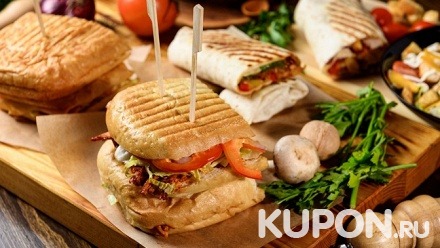 Пивной сет с сэндвичем и салатом в кафе Sandwich House Dorf