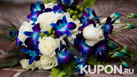 Букет из лазурно-синих орхидей, роз в элитной упаковке или шляпной коробке или кустовых роз