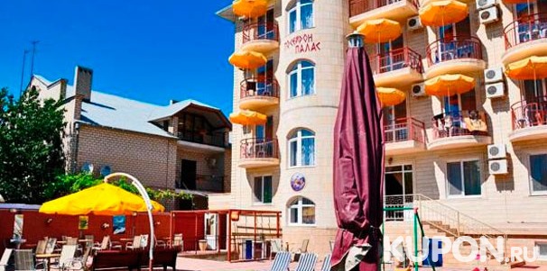 Отдых для двоих или троих с питанием, зоной барбекю и бассейном в отеле Poseydon Palas на берегу Черного моря. Скидка 30%