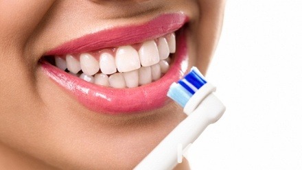 Комплексная чистка зубов или лечение кариеса в стоматологической клинике «Медиал»