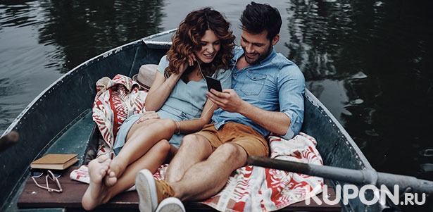 Романтическое свидание на лодке с игристым напитком, чаем и фруктами от компании Prokatoffkrd. **Скидка 50%**